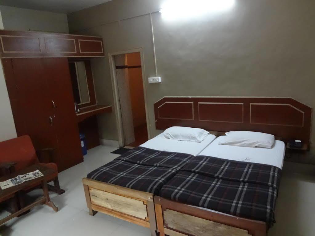 Hotel Caveri Madikeri Bagian luar foto